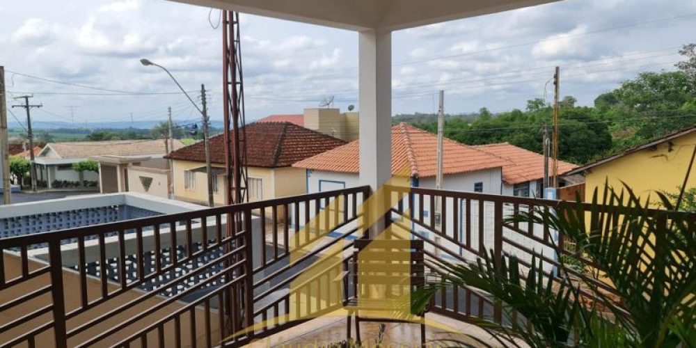 Casa no centro da cidade, próximo ao portão da Maria Pia. Área do terreno 312 m2 e área de construção 257,9 m2 3 quartos (sendo 1 suíte ), sala, banheiro social, copa , sala de estar, cozinha, edícula com área de churrasco e garagens. 680 mil